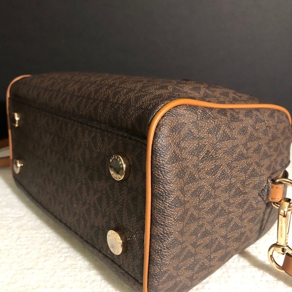 🎊 Michael Kors Signature Crossbody Bag 🎊 - Picture 8 of 11